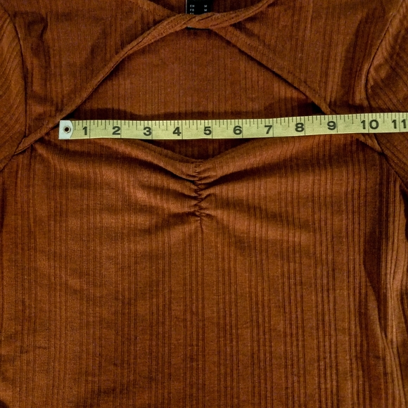 NWOT | Forever 21 Ribbed Cutout Neckline Twist Detail Cropped Top | US M. - Picture 4 of 5